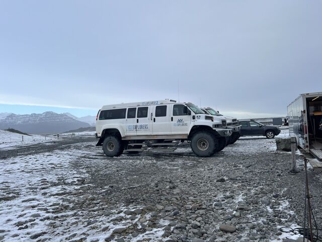 Super jeep pour rejoindre la grotte