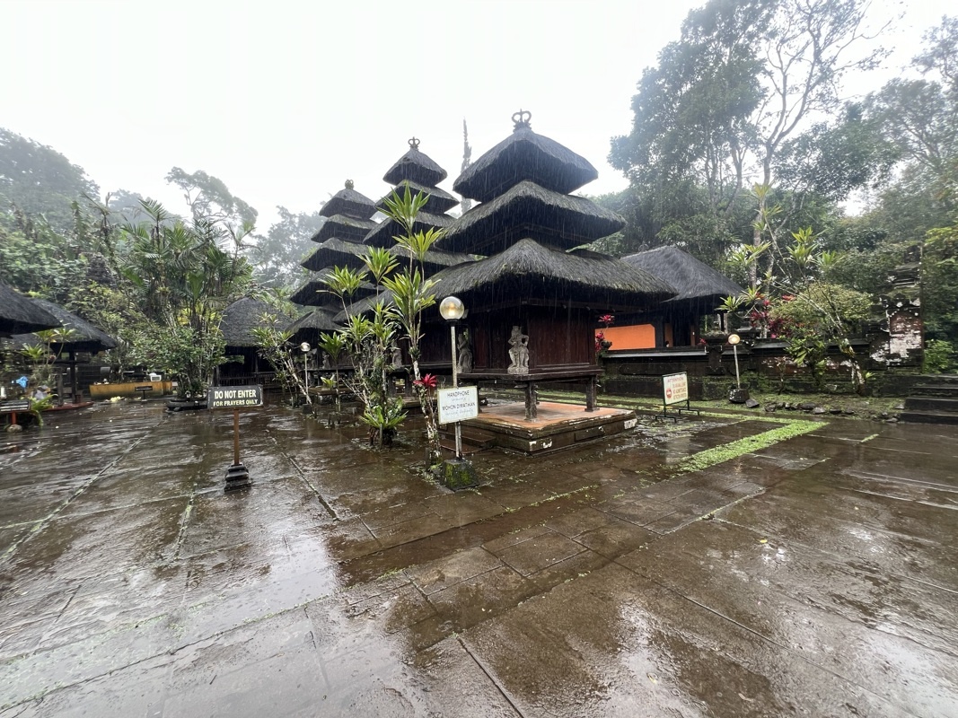 Temple au milieu de la jungle