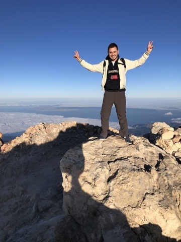 3718m