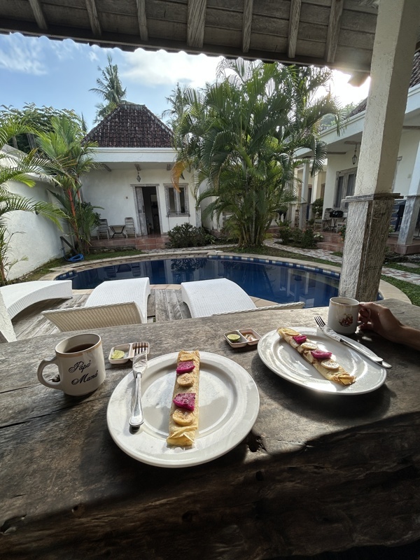 Petit dej de l’hôtel, notre chambre était en face, seulement 4 chambres
