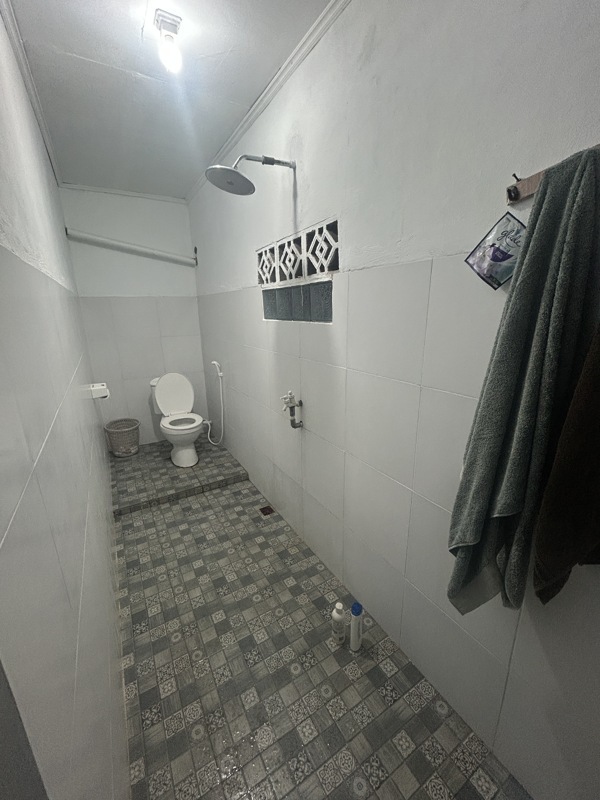 La salle de bain, ici très grande, a en général le pommeau de douche juste à côté des toilettes, presque au point de pouvoir se doucher en étant assis dessus ahah