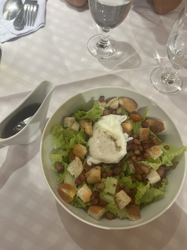 Une salade lyonnaise, délicieuse ! Oui on n’a pas fait local ce soir là…