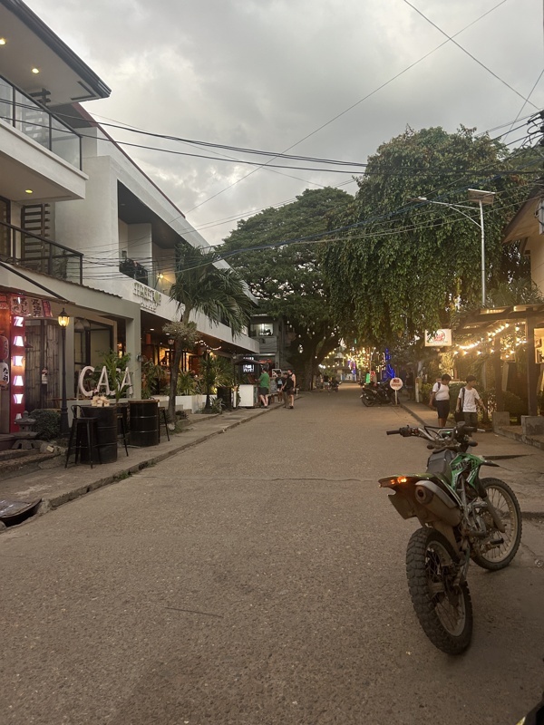Petite rue sympathique du centre ville de Coron