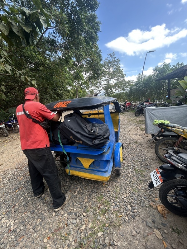 Notre tricycle nous attendait, notre toute première fois et avec nos sacs en sortant de l’aéroport ! C’est bruyant mais pratique