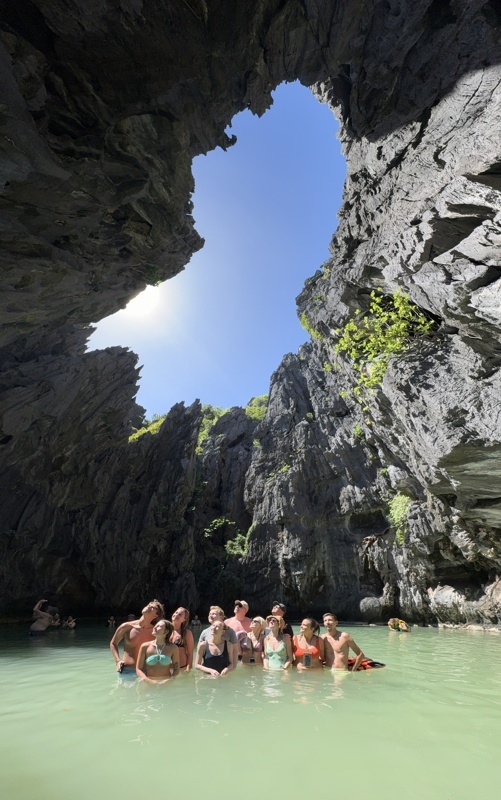 Secret Lagoon : petite lagune cachée accessible par une étroite ouverture dans la roche