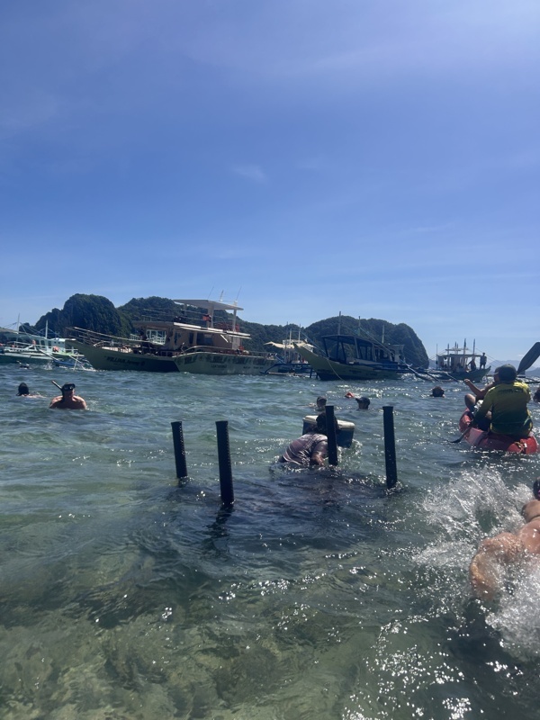 Table et glacière à l’eau pour retourner sur le bateau