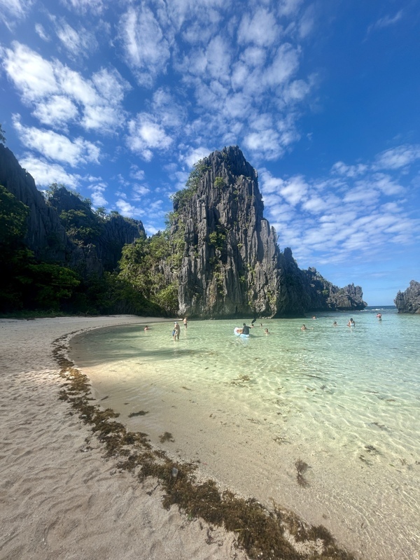 Hidden Beach : plage cachée derrière des falaises karstiques