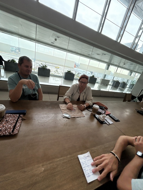 Partie de carte à l’aéroport