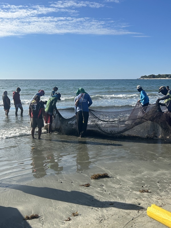 Nous avons vu les pêchers remonter le filet, pas beaucoup de poisson à la fin