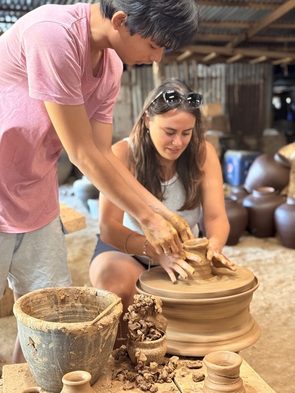 Mini initiation à la poterie avant de faire mon cours de 2h que j’ai eu à Noël par Alexandre et Mira
