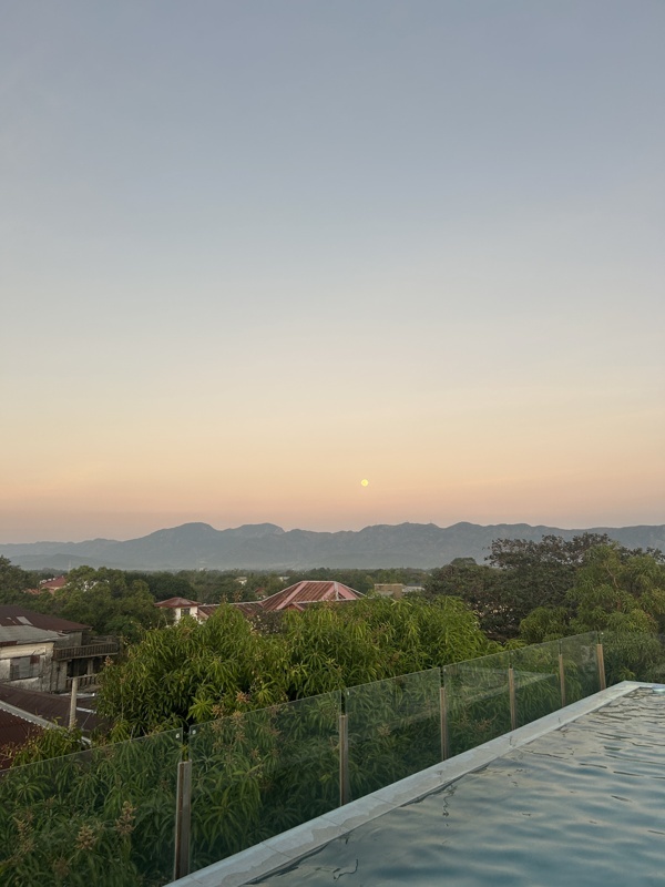 Coucher de soleil sur un rooftop à Vigan