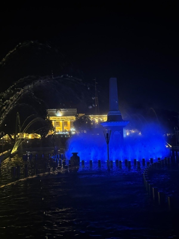 Spectacle eaux sons et lumières à la place Salcedo