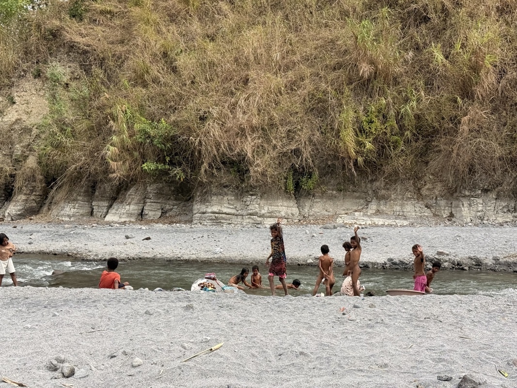 Tous les enfants à l’eau, l’heure du bain