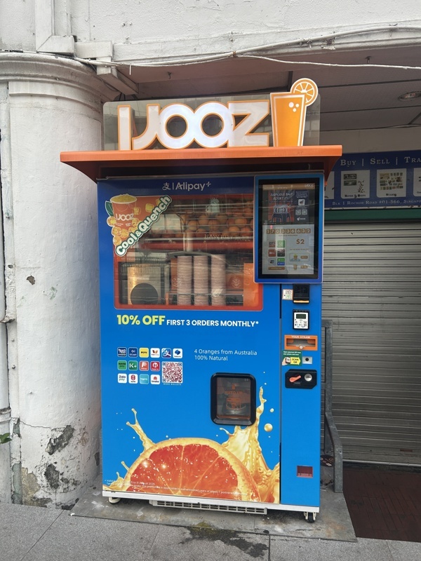 Il y a des machines à jus d’orange pressé de partout dans la ville
