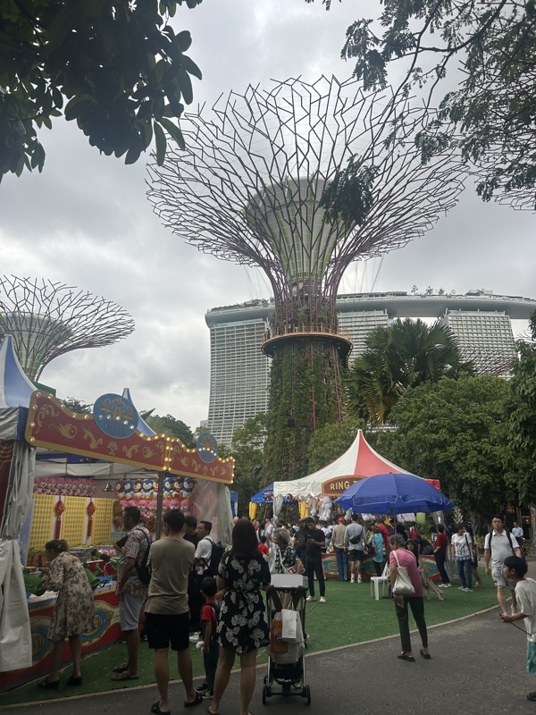 Stand + Supertree Grove + immeuble futuriste