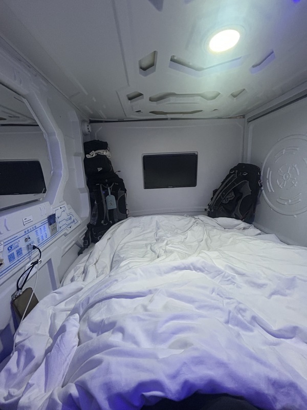 Au lit, avec nos petits sacs à nos pieds car pas de casier