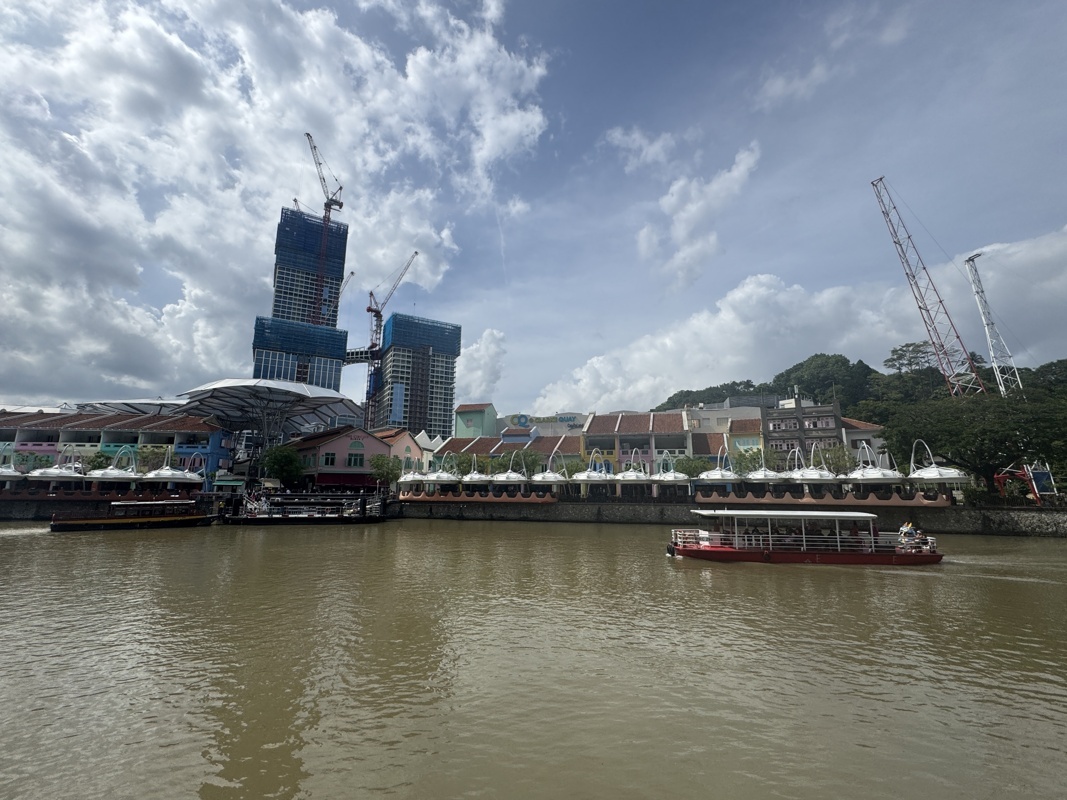 En face clarke quay avec ses terrasse