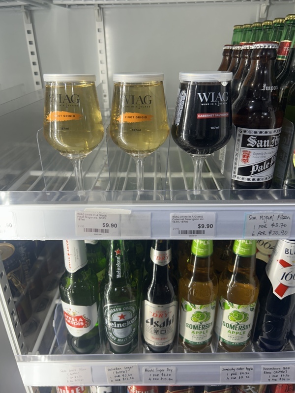 Alors très original ça, la première fois qu’on voit ça, une verre de vin au supermarché