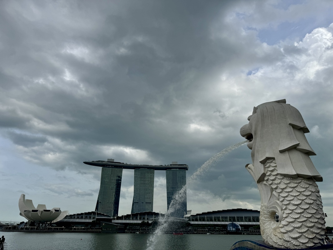 Il crache de l’eau dans la baie de Marina Bay, face aux gratte-ciel et au célèbre Marina Bay Sands