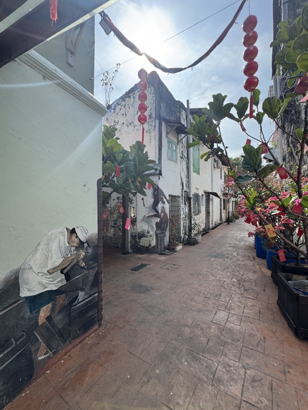 Petite ruelle avec plein de belles fresques