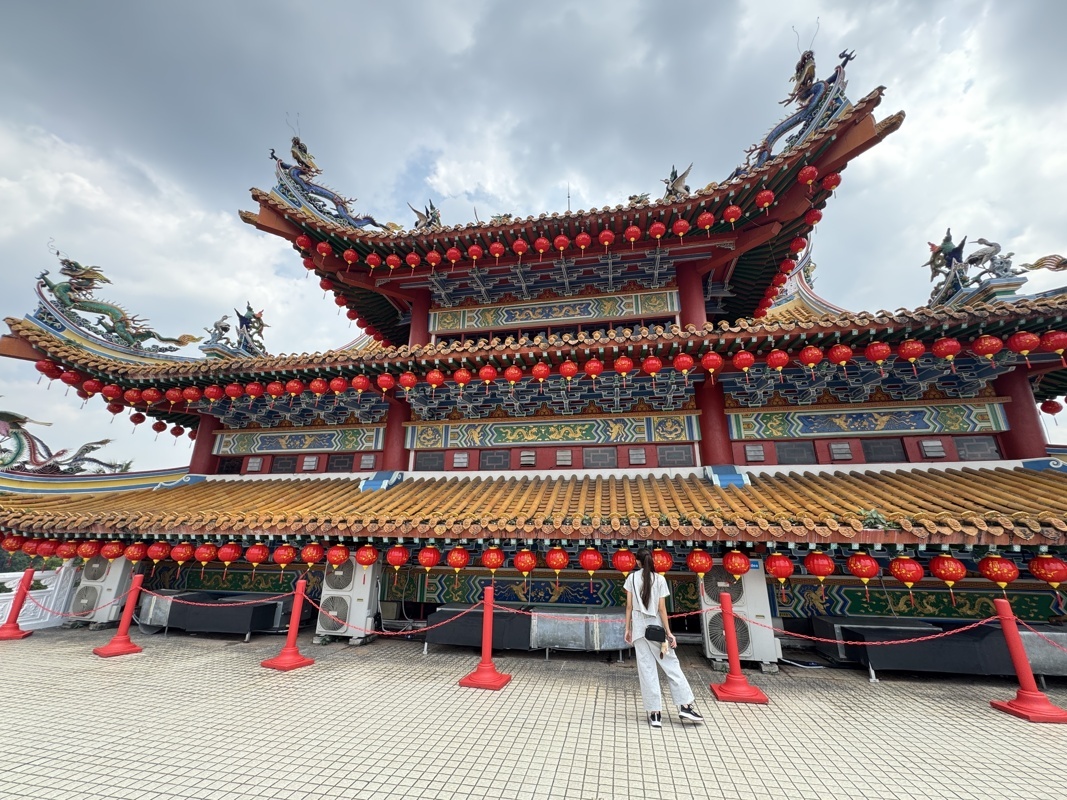 Temple chinois coloré perché sur les hauteurs, lanternes rouges et vue sur Kuala Lumpur