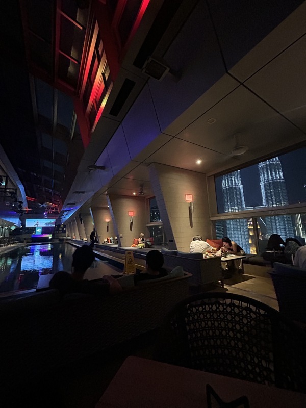 Un rooftop, pas proche de la vitre mais avec une petite vue dessus quand même