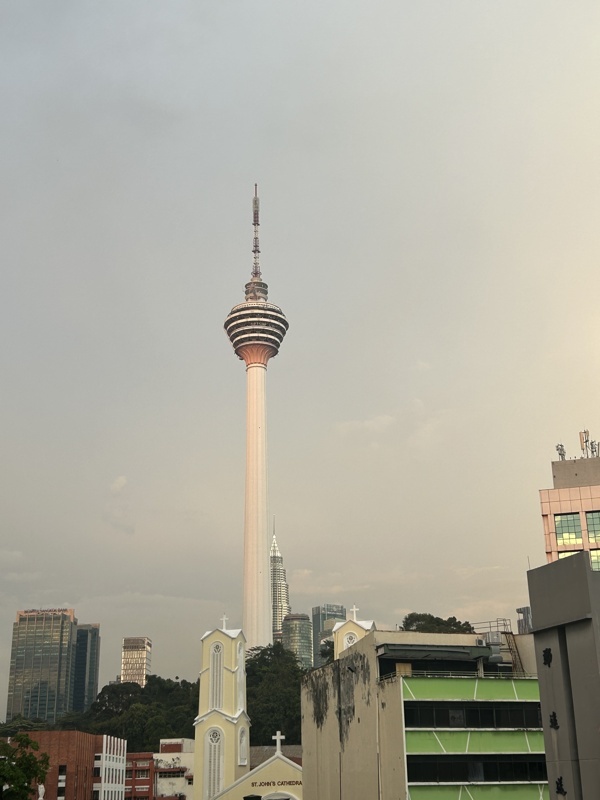 Sky tower avec une seule des tours à droite