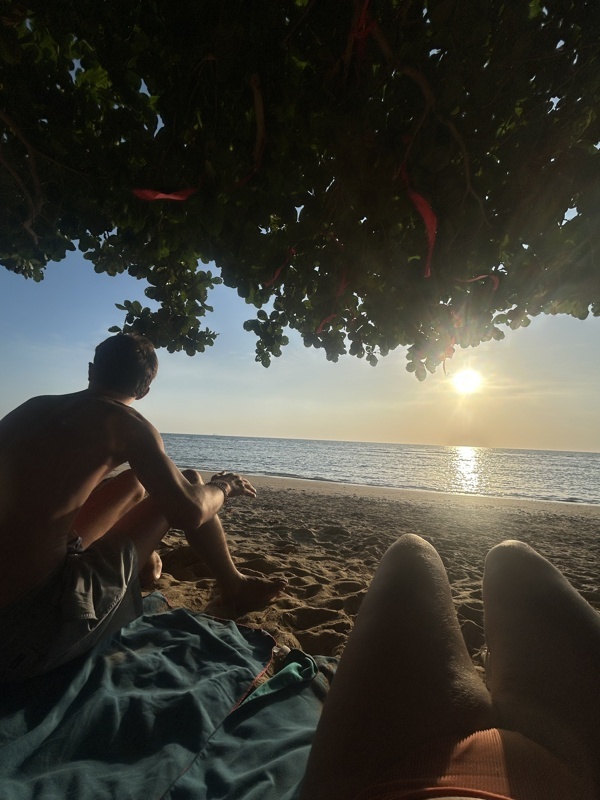 Arrivés à Koh Lanta, on découvre une première plage