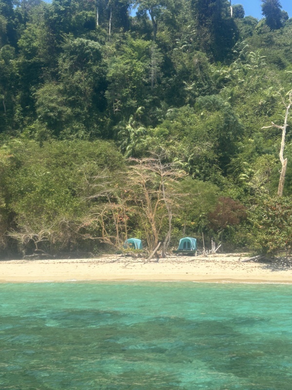 Des tentes sur la plage