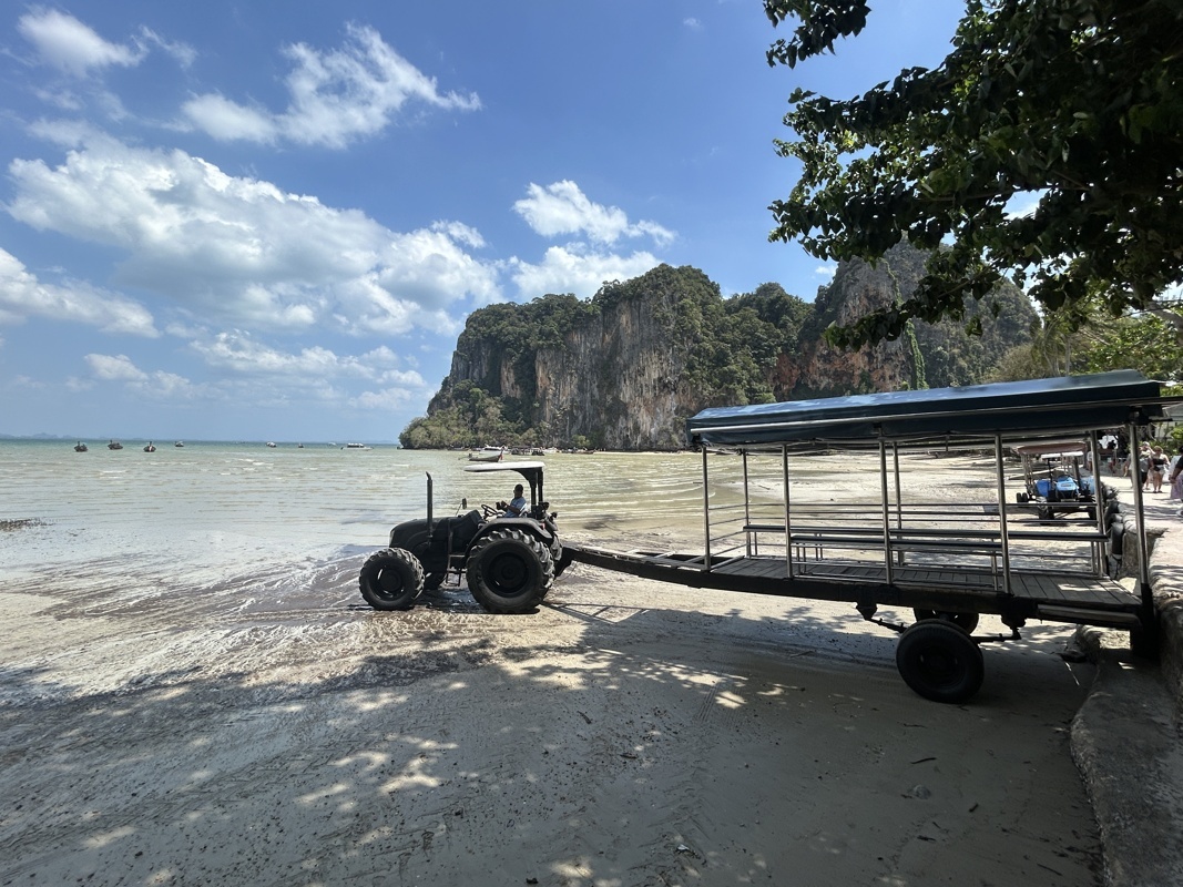 Quand la marée est trop basse, les resorts utilisent un gros tracteur pour déposer les clients sur le bateau