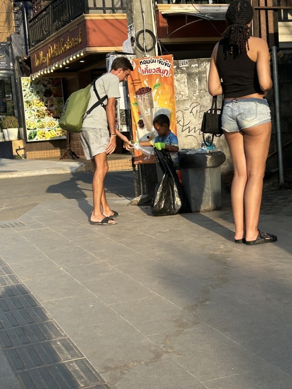 Le petit garçon récupère les bouteilles plastiques