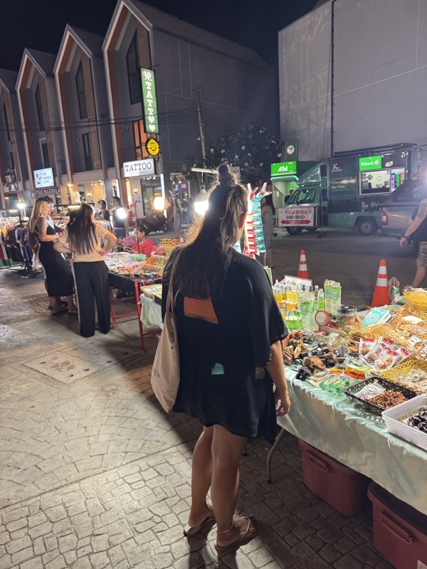 Petit tour des stands, toujours en maillot de bain à 20h