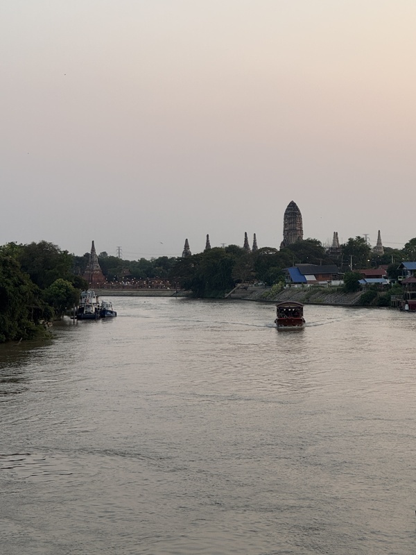On peut voir Wai Chai Watthanaram au fond