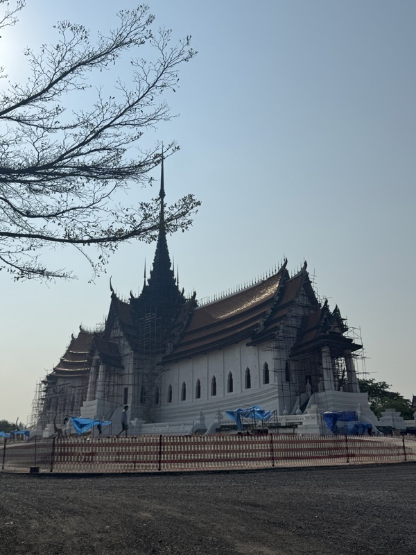 Wihan Wat Maheyong en renovation mais très beau