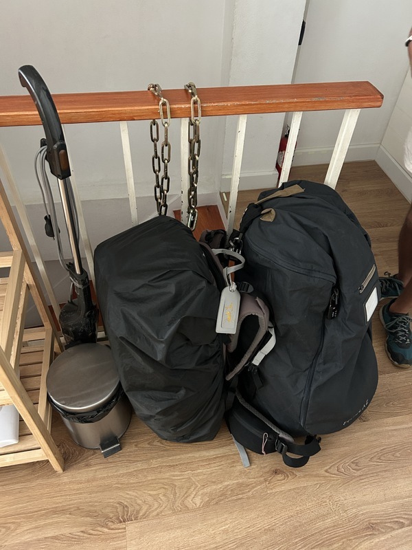 Nos sacs pour patienter l’après midi avant notre train de nuit