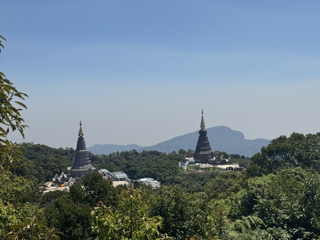 Durant le trek les deux pagodas avant d’aller les voir de plus prêts