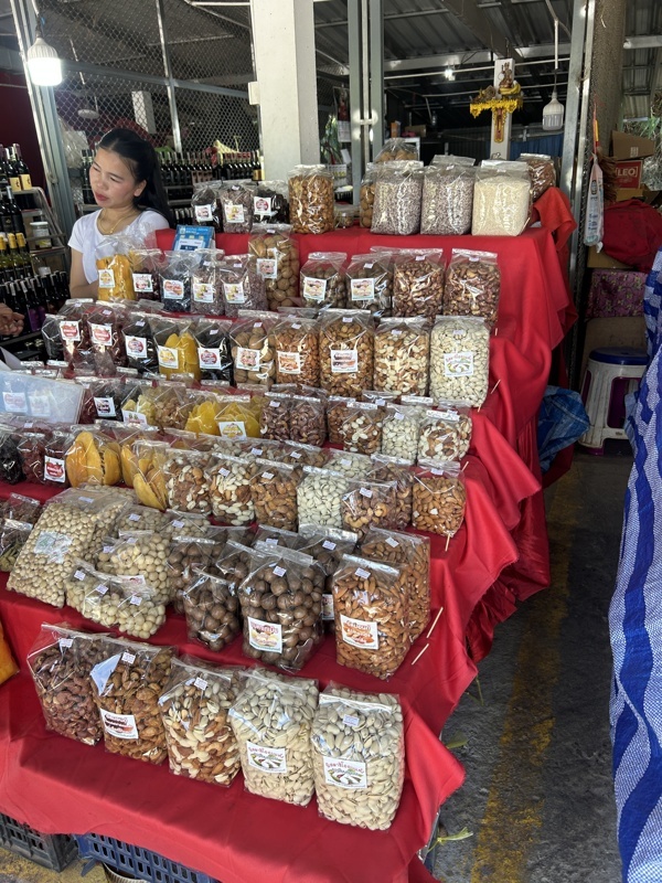 Petit marché dans la montagne, on a fait un super affaire avec des amandes