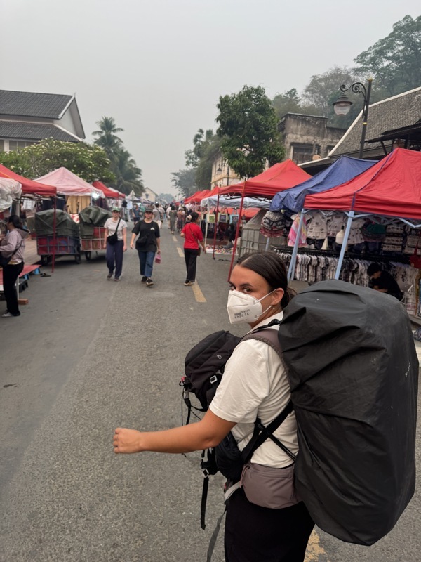 On est arrivés en fin de journée, première visite du marché en sac à dos
