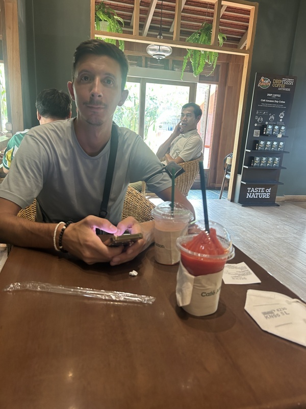 Ici aussi il y a la chaîne de café qu’on adorait en Thaïlande et en plus avec exactement les mêmes boissons qu’on prenait tout le temps