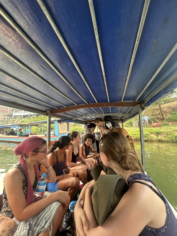 Slow boat pour commencer le trek