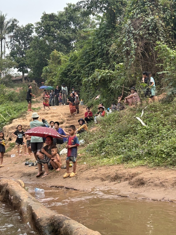 Tout le village nous attendait à la sortie