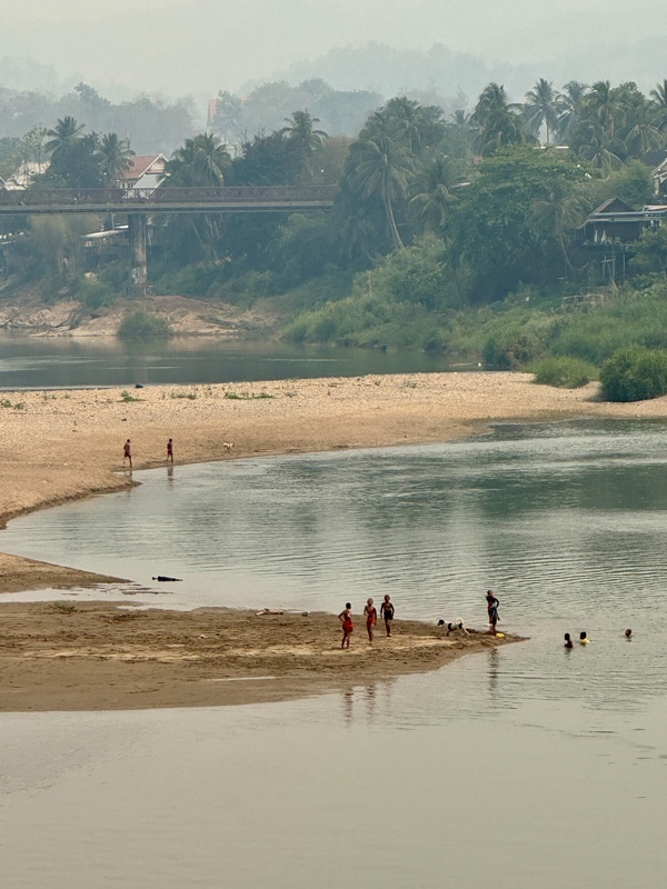 Les jeunes moines qui jouent dans l’eau