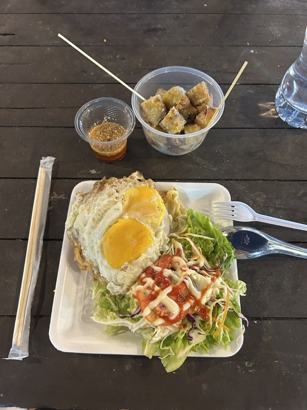 Œufs au plat salade pour moi et nems pour Jessy