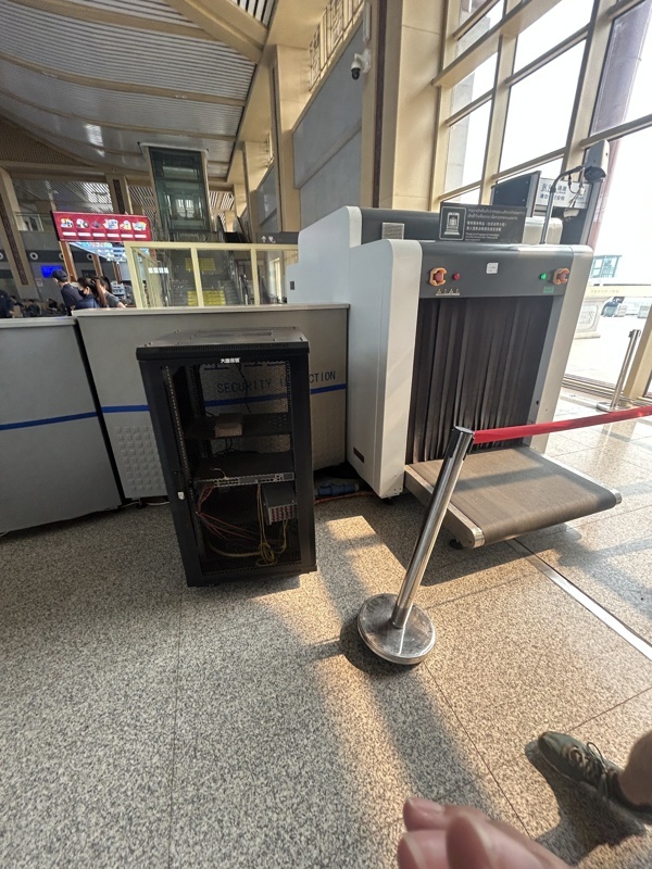 À la gare ici c’est comme l’aéroport, contrôle de sécurité