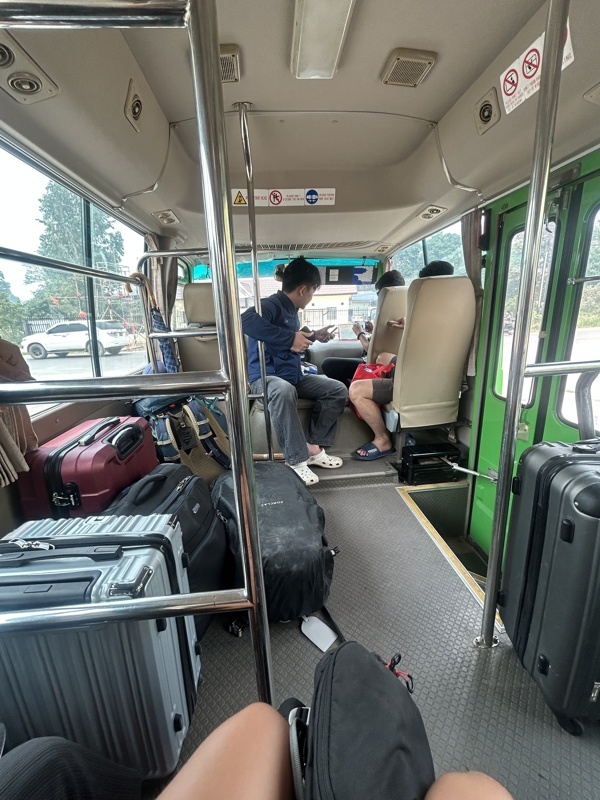 À chaque fois on monte dans un bus pour aller en ville sans savoir où il s’arrête, on s’en sort toujours bien ce n’est jamais très loin de notre logement
