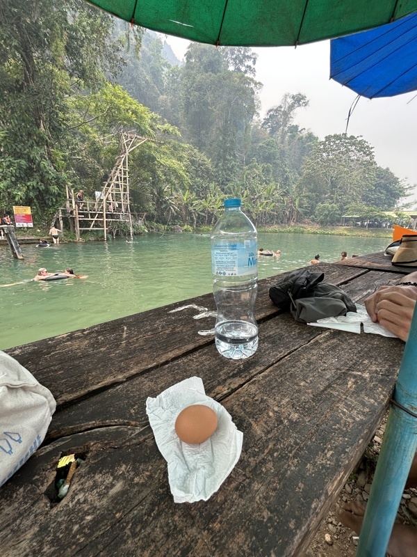 C’est la première fois depuis les philippines qu’on a le petit dej à l’hôtel alors on a pris un œuf chacun pour notre repas du midi ahah ! On saute souvent les repas du midi en ce moment, pas faim avec la chaleur