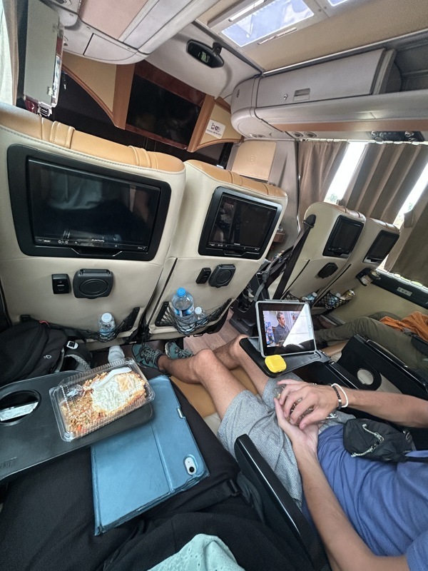Bus passage de frontière, avec repas inclus, pas mal !