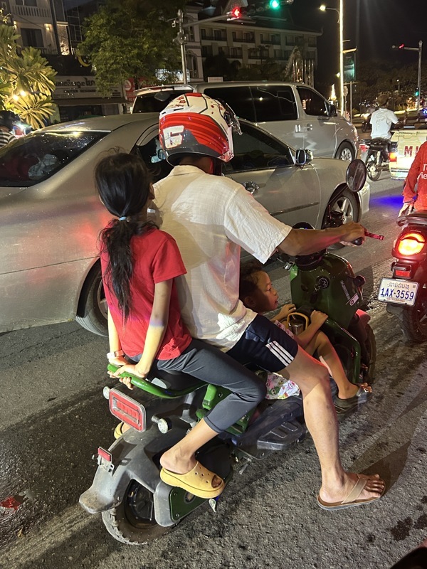 3 sur un scooteur ici c’est la moyenne
