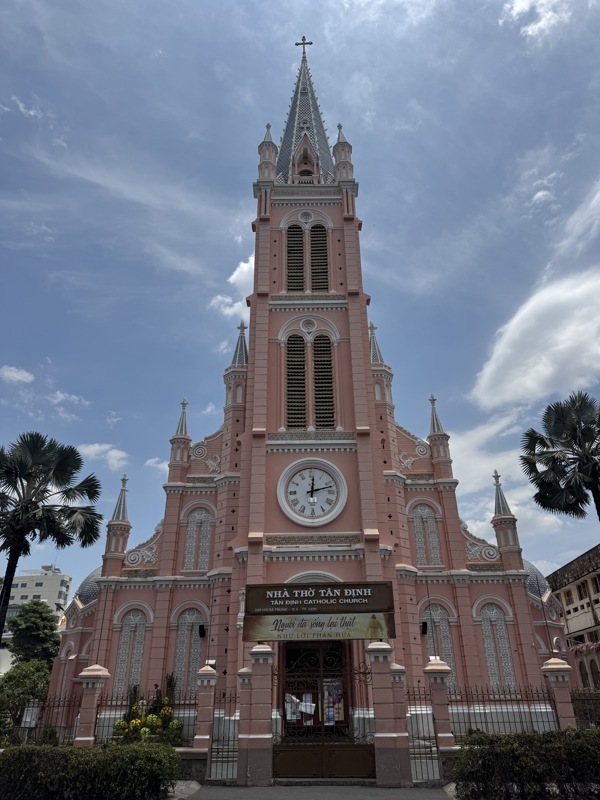 Magnifique église rose, ça change des temples