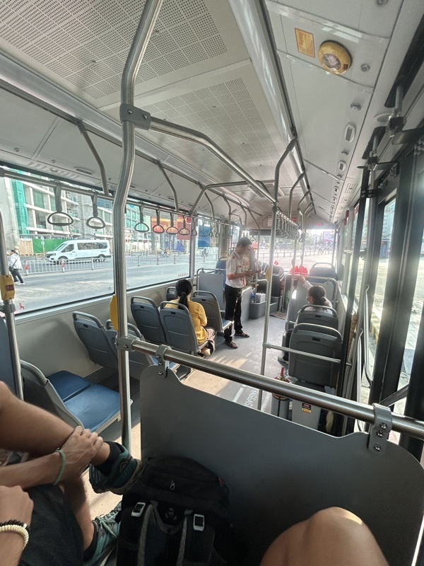 À chaque fois il y a le conducteurs puis un contrôleur, on monte on s’assoit et il vient chercher l’argent , super simple